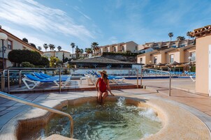 9 piscines extérieures, parasols de plage, chaises longues