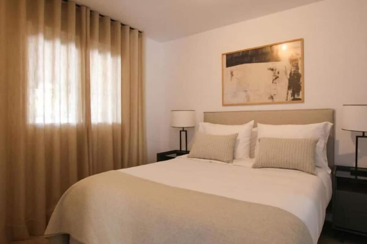 Hypo-allergenic bedding, laptop workspace, iron/ironing board, free WiFi