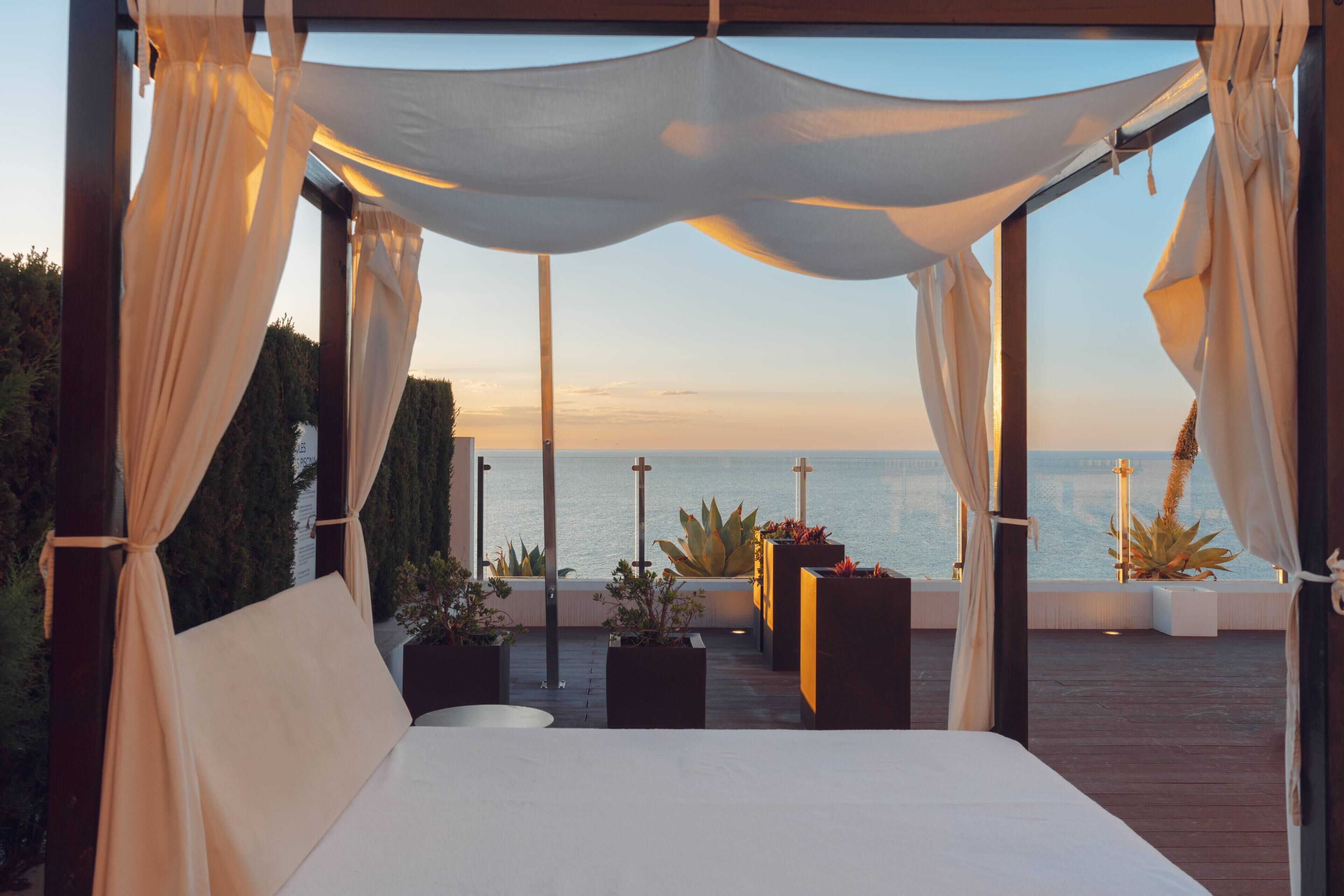 Espacio para trabajar con laptop y tabla de planchar con plancha 