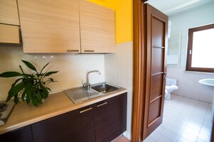 基础双人房 | 浴室 | 淋浴设施、免费洗浴用品、吹风机、坐浴桶