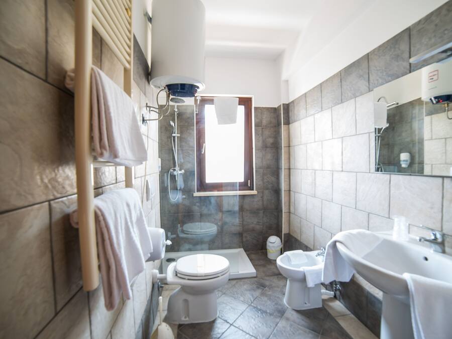 Basic Quadruple Room | Bathroom | Shower, free toiletries, hair dryer, bidet