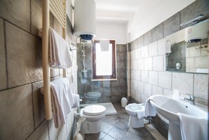 Basic Quadruple Room | Bathroom | Shower, free toiletries, hair dryer, bidet