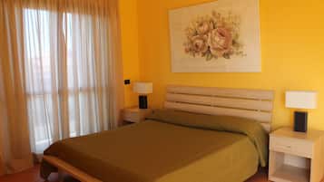 Singola Basic | Biancheria da letto di alta qualità, una scrivania, postazione laptop