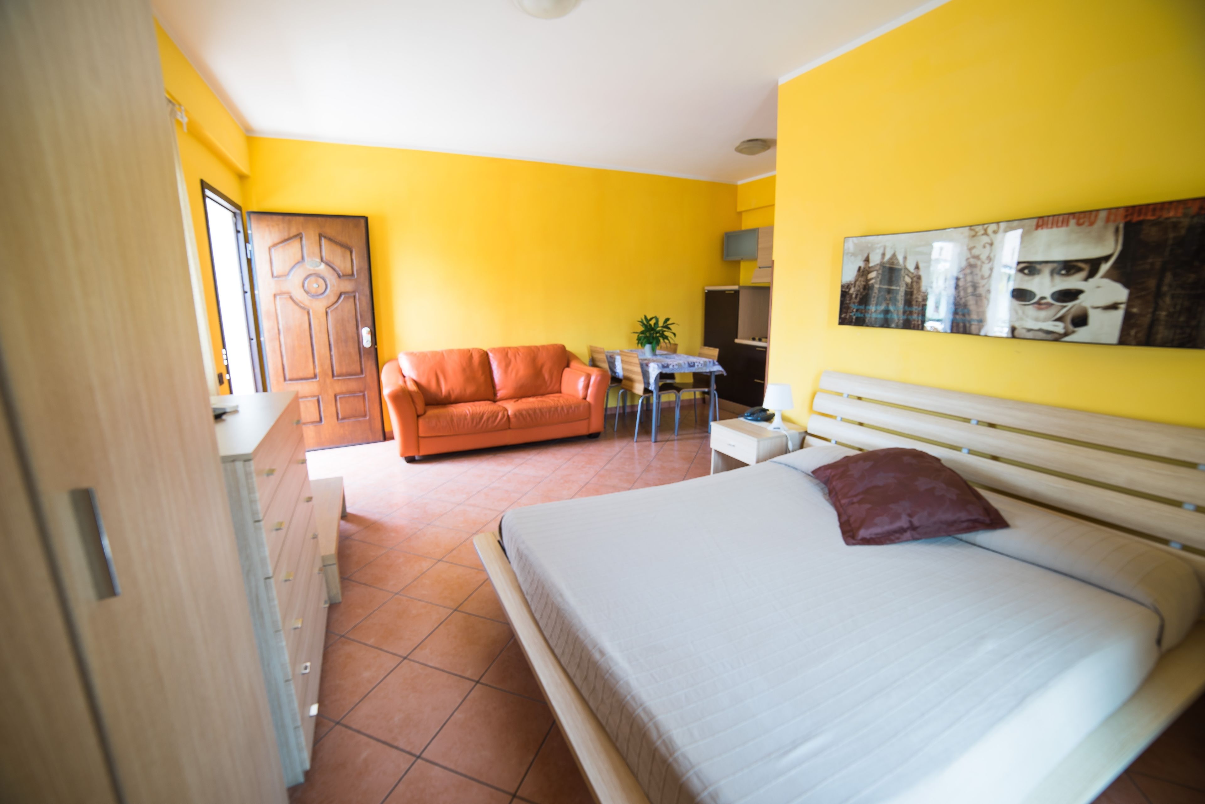 Doppia Basic | Biancheria da letto di alta qualità, una scrivania, postazione laptop