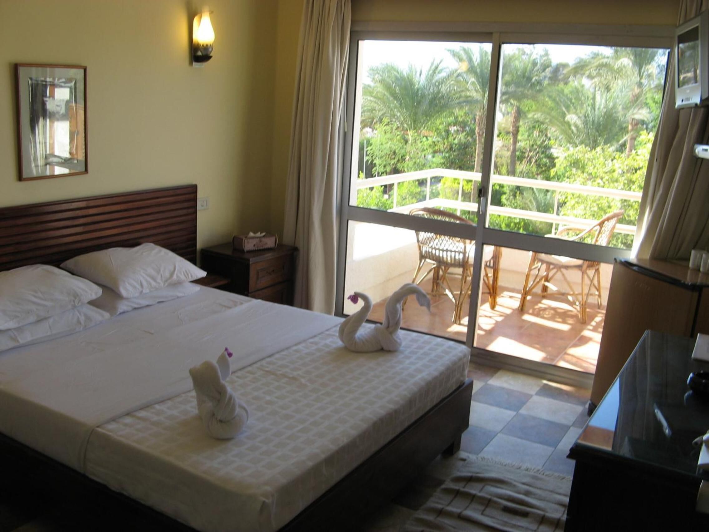 minibar, in-room safe, free wifi, bed sheets