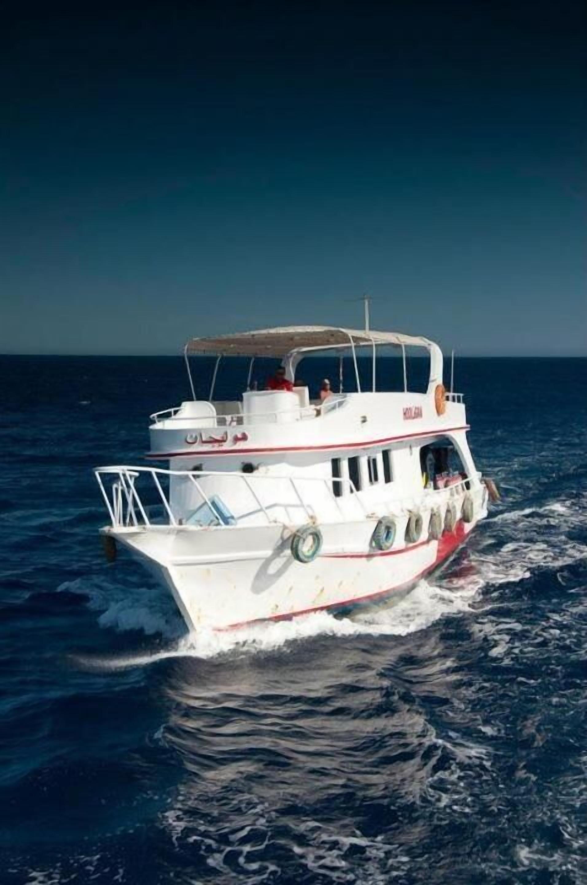 beach nearby, white sand, beach towels, scuba diving