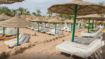 بالقرب من الشاطئ، رمال بيضاء، مناشف للشاطئ، الغوص باستخدام المعدات