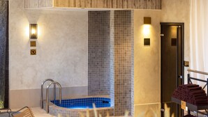 A spa area with a hot tub, seating, and towels. - Vihula Manor Country Club and Spa (Vihula)