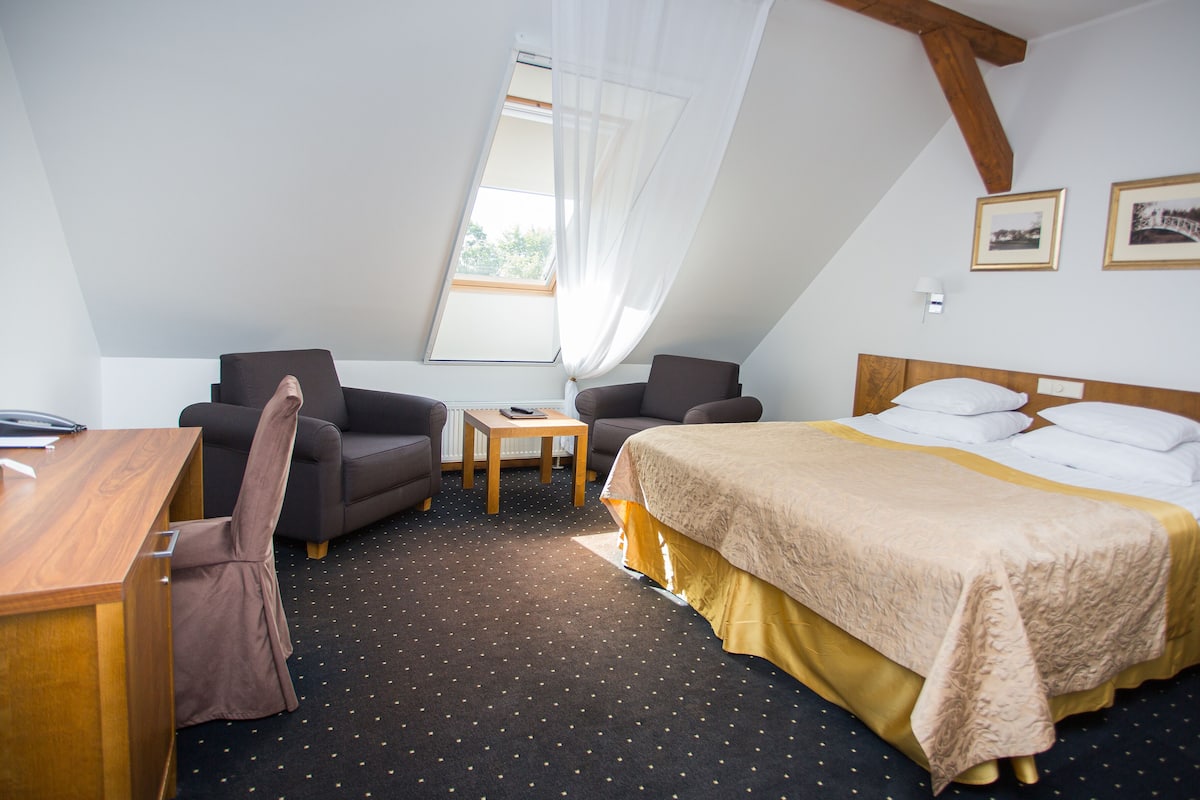 Standard Double Room | 1 bedroom, in-room safe, desk, blackout drapes