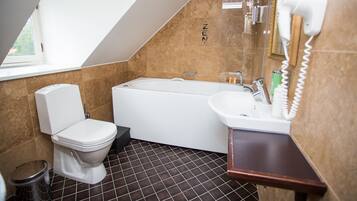 Un baño moderno con inodoro, bañera y lavamanos.
