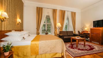 Deluxe Double Room | In-room safe, desk, blackout drapes, free WiFi