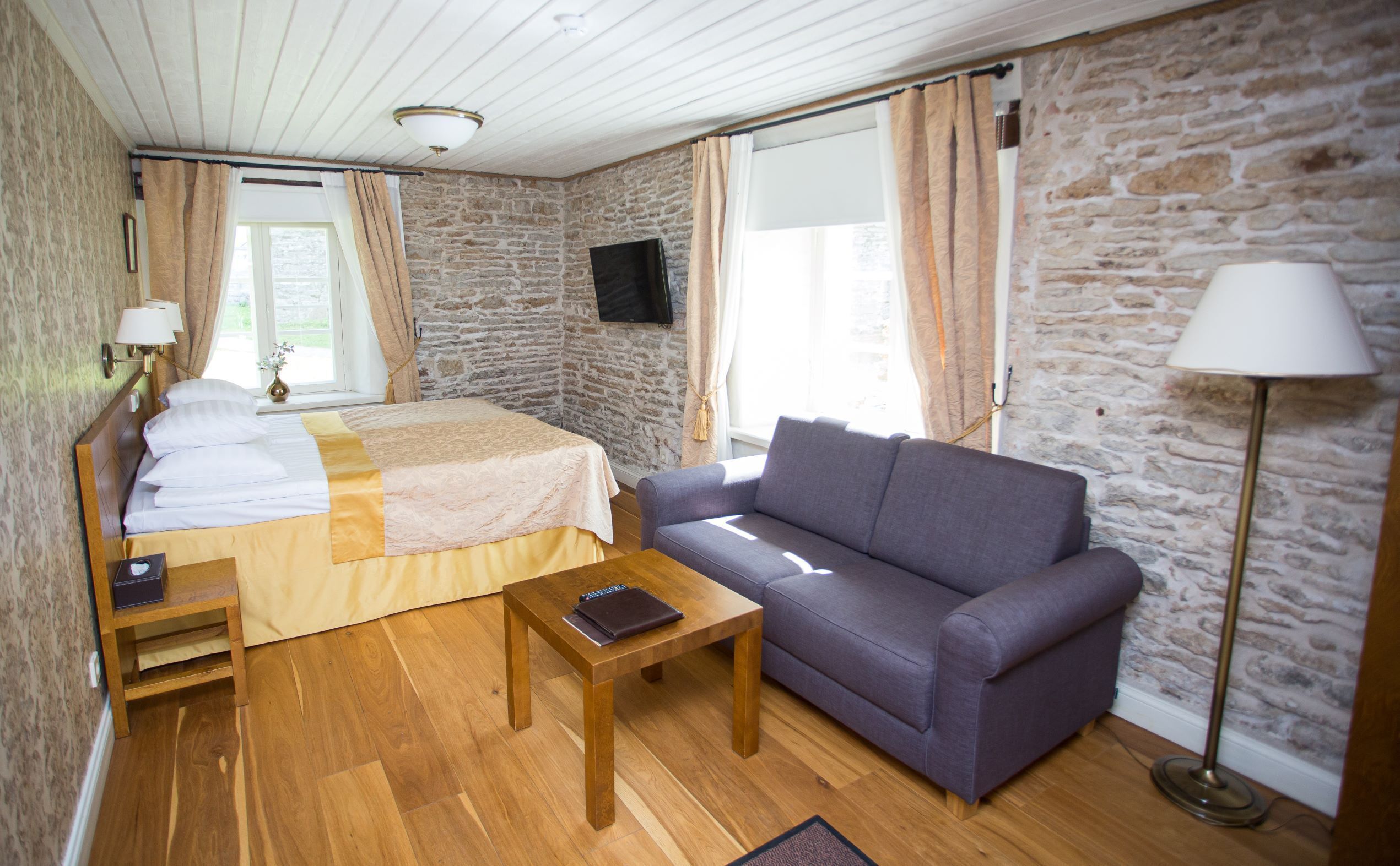 deluxe double room | 1 bedroom, in-room safe, desk, blackout curtains