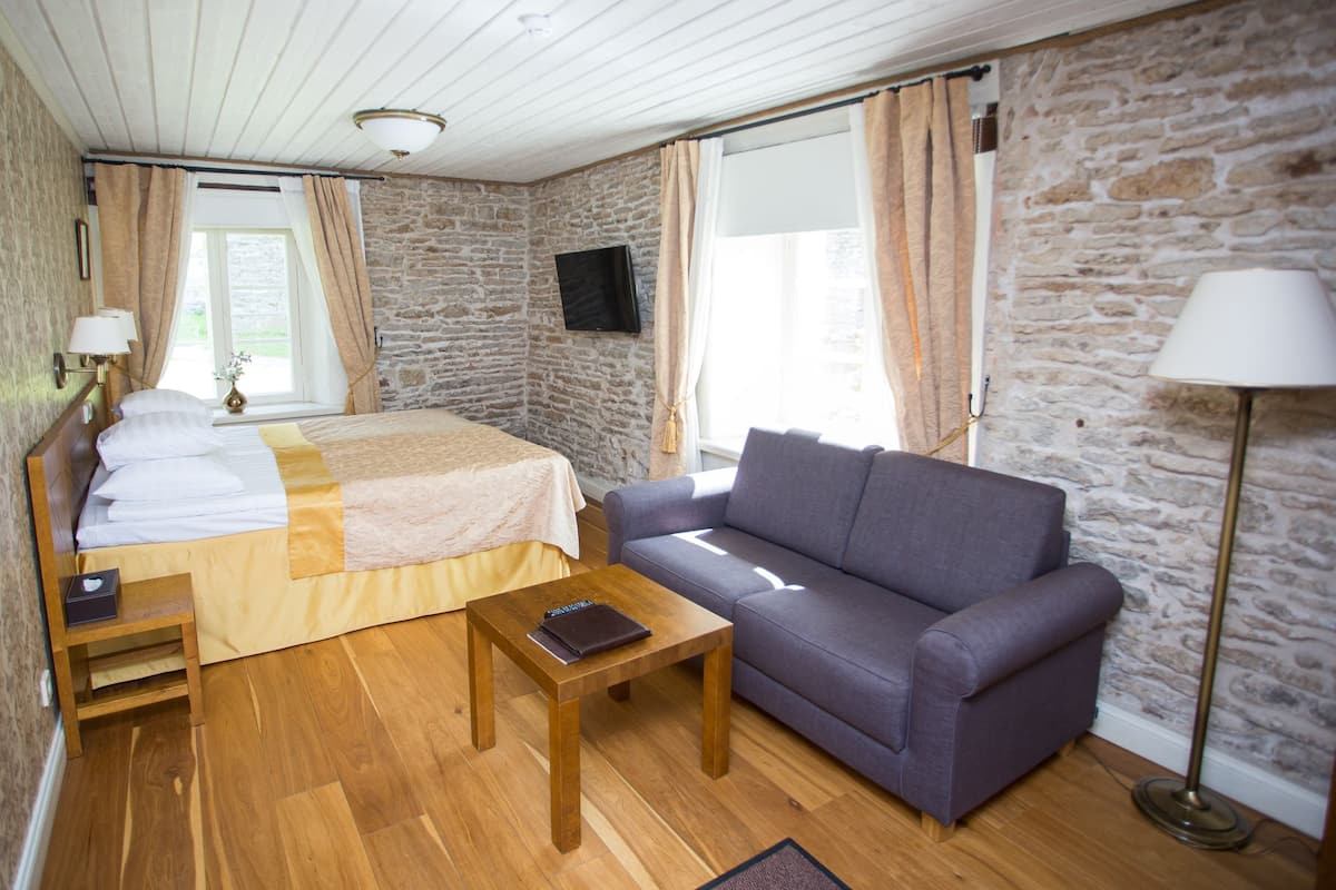 deluxe double room | 1 bedroom, in-room safe, desk, blackout curtains