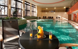 Sisäuima-allas, aurinkotuoleja