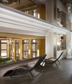 Sauna, vartalohoitoja, aromaterapiaa, vartalokääreitä