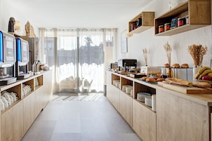 Petit déjeuner buffet (13 EUR par personne)