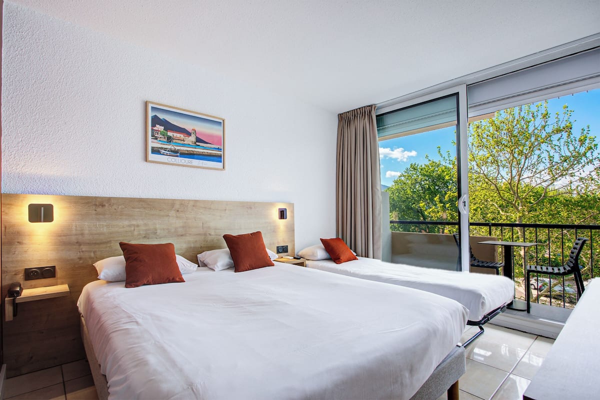 Minibar, caja de seguridad en la habitación y escritorio