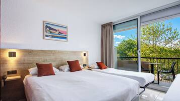 Chambre triple standard double et lit supplémentaire | Minibar, in-room safe, desk, laptop workspace