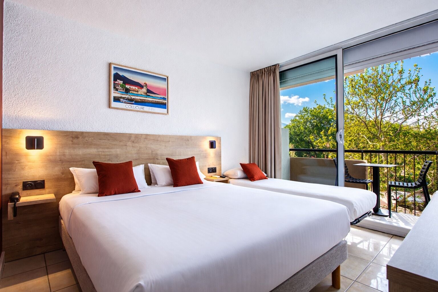 Chambre triple standard double et lit supplémentaire | Minibaari, tallelokero huoneessa, työpöytä