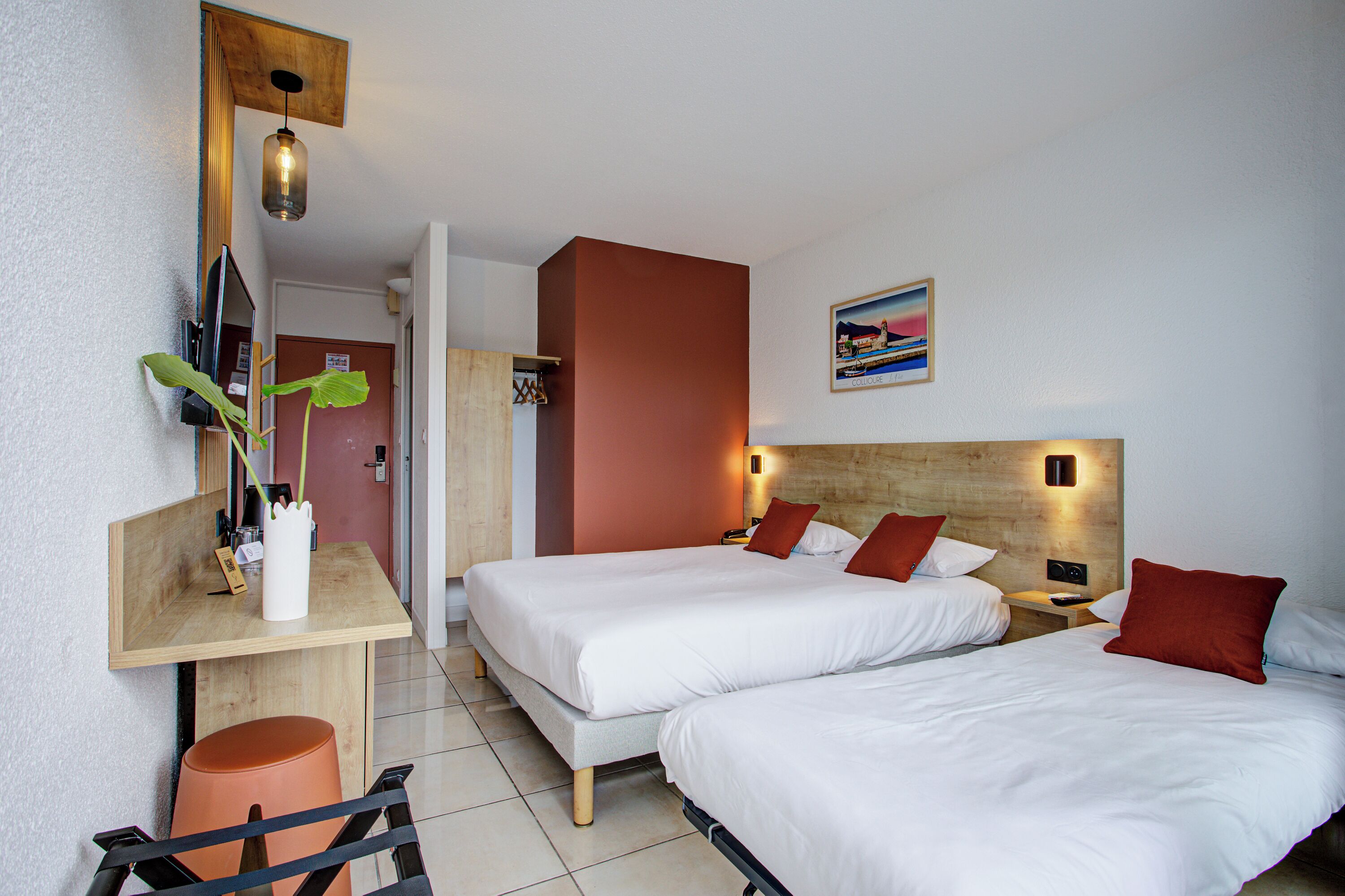 Chambre triple standard double et lit supplémentaire | Minibar, caja fuerte, escritorio y espacio para trabajar con un portátil