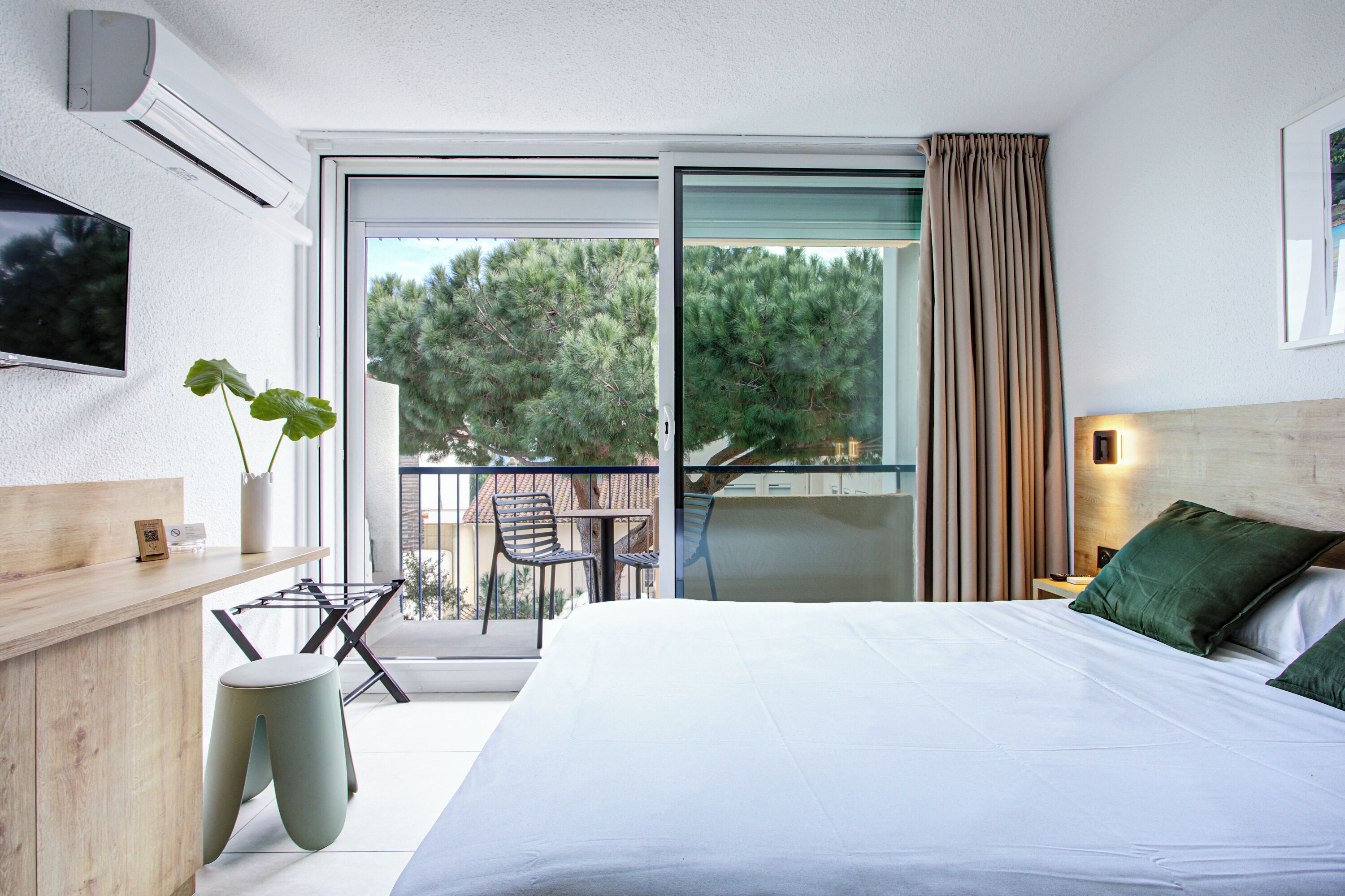 Habitación Confort doble | Minibar, caja fuerte, escritorio y espacio para trabajar con un portátil