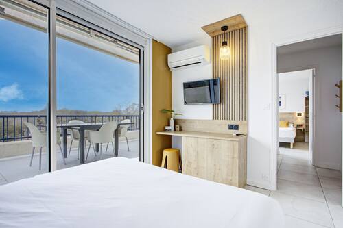 Superior-Vierbettzimmer, Bergblick | Minibar, Zimmersafe, Schreibtisch, laptopgeeigneter Arbeitsplatz