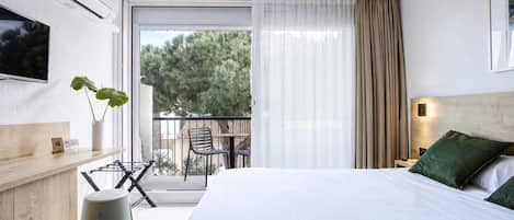 Comfort Double Room | Minibar, in-room safe, desk, laptop workspace