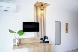 Minibar, coffres-forts dans les chambres, bureau