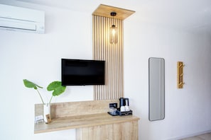 Minibar, safe på rommet, skrivebord og skrivebord for bærbar PC