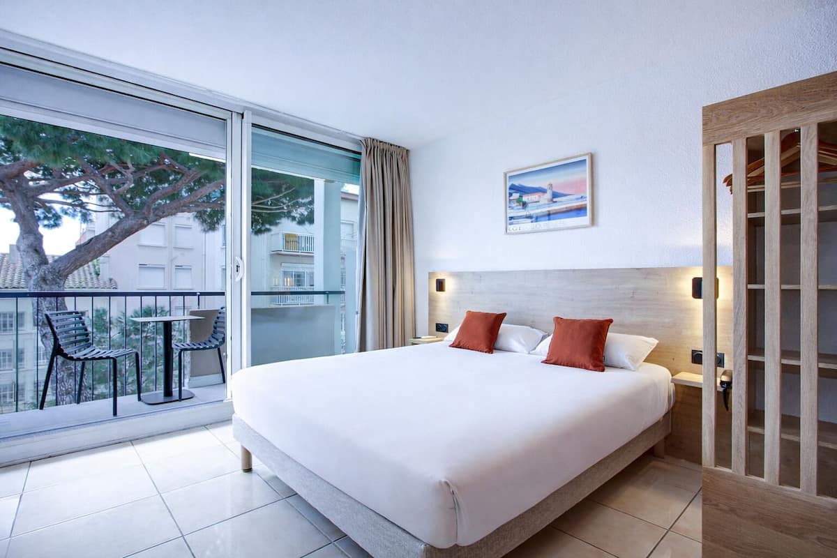 Minibar, caja de seguridad en la habitación y escritorio