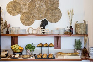 Petit déjeuner buffet (12 EUR par personne)