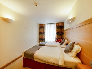 Habitación cuádruple superior, 2 camas dobles | 1 dormitorio, ropa de cama de alta calidad, caja fuerte y escritorio