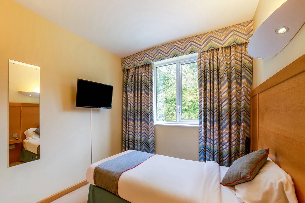 1 bedroom, premium bedding, in-room safe, desk