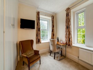 1 soverom, sengetøy av topp kvalitet, safe på rommet og skrivebord