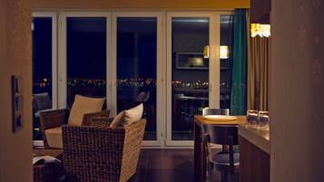 Echo Suite | Living area | Flat-screen TV