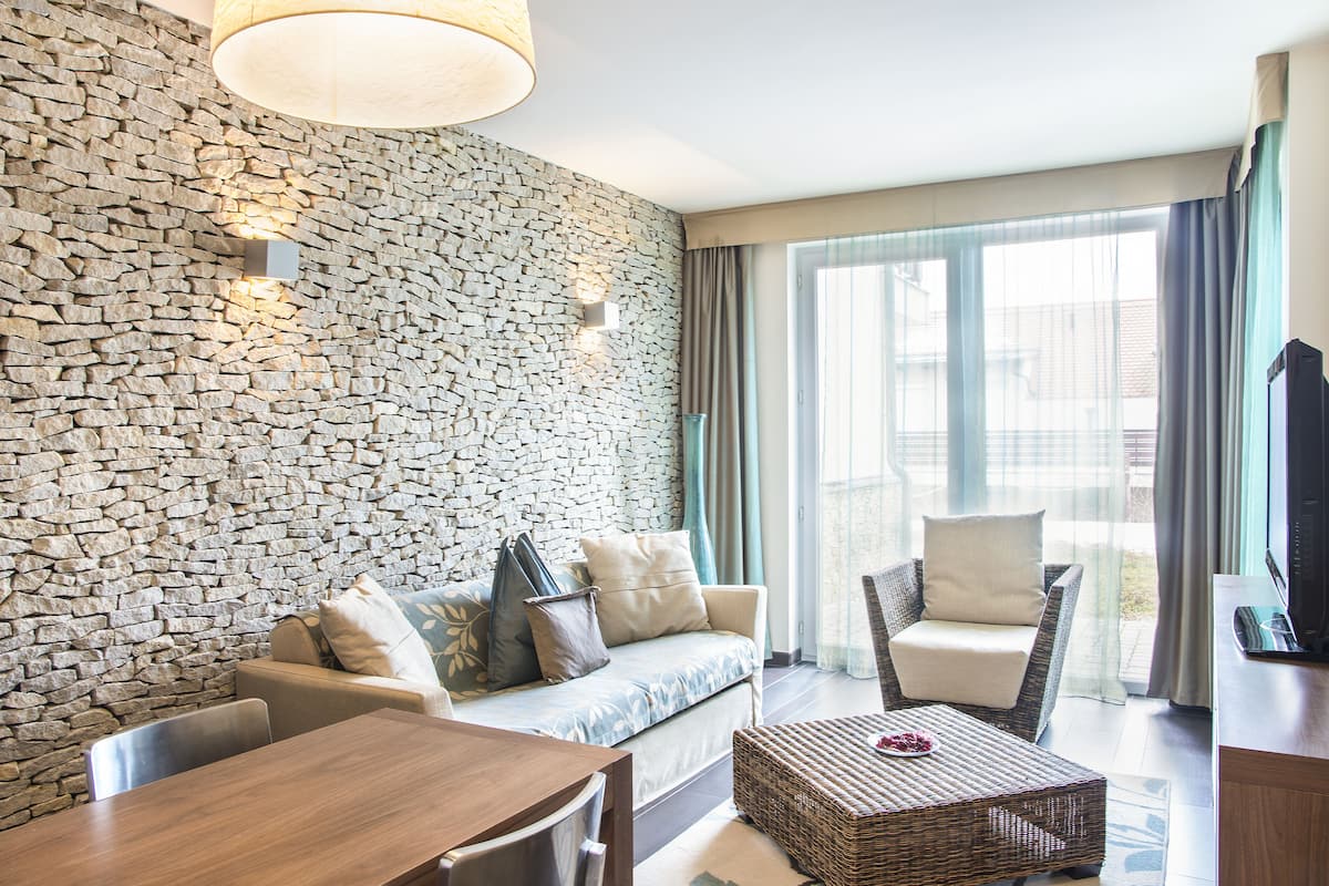 Deluxe suite | Oppholdsområde | Flatskjerm-TV