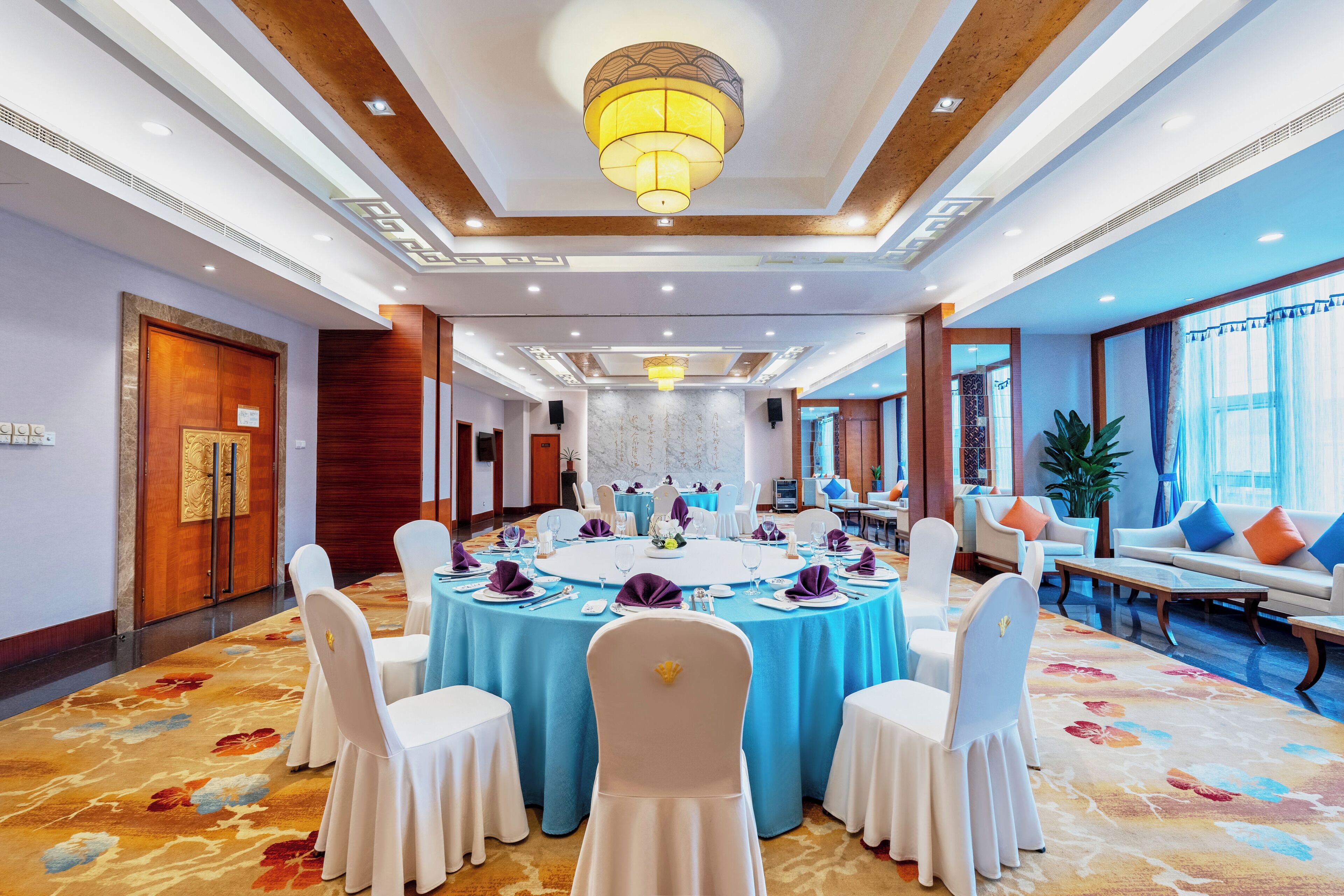 4 restaurants; breakfast, lunch, and dinner served