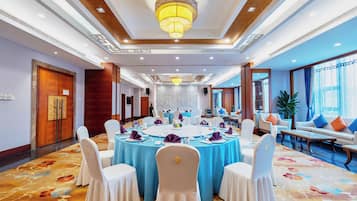 4 restaurants; breakfast, lunch, and dinner served