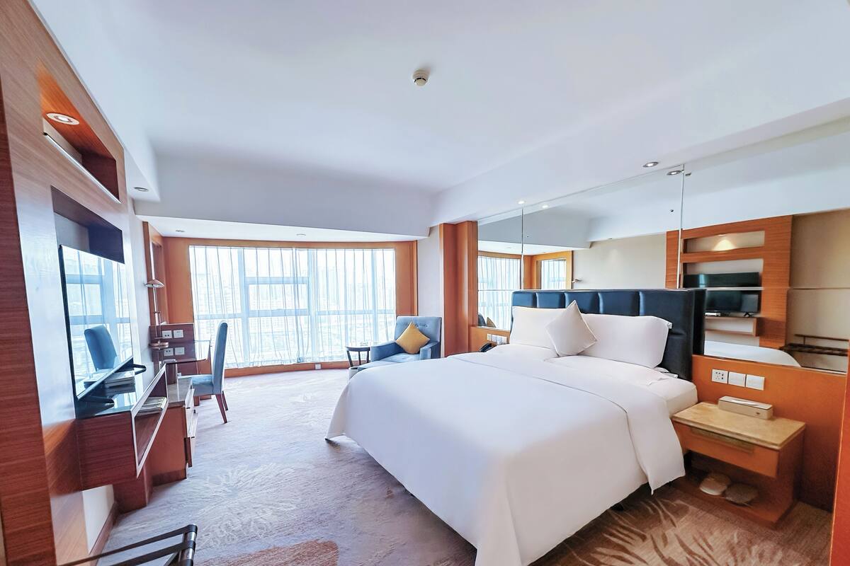 Minibar, Zimmersafe, Schreibtisch, Verdunkelungsvorhänge