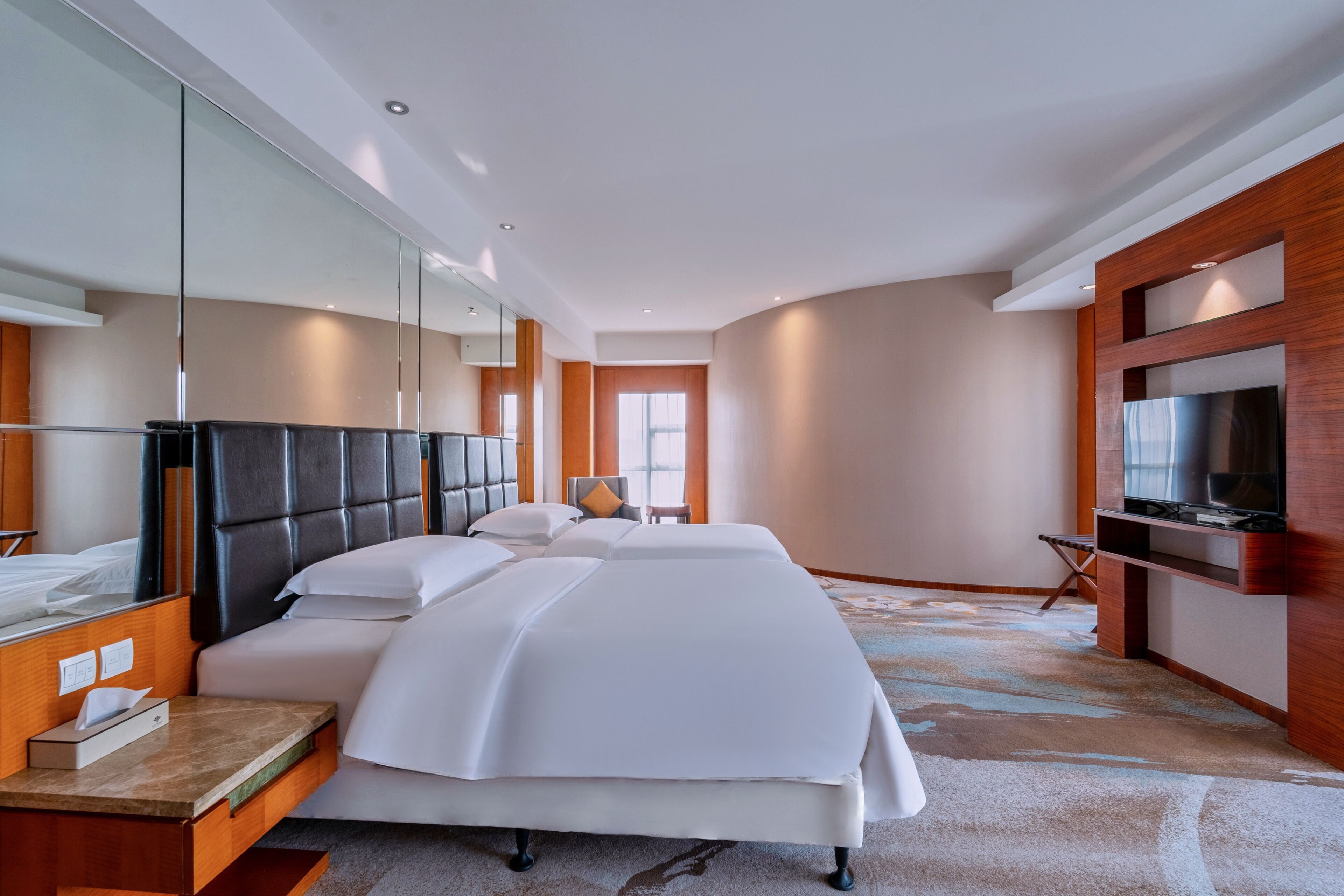 Business-Doppelzimmer, 2 Doppelbetten, Stadtblick | Minibar, Zimmersafe, Schreibtisch, Verdunkelungsvorhänge