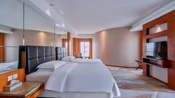 Business-Doppelzimmer, 2 Doppelbetten, Stadtblick | Minibar, Zimmersafe, Schreibtisch, Verdunkelungsvorhänge