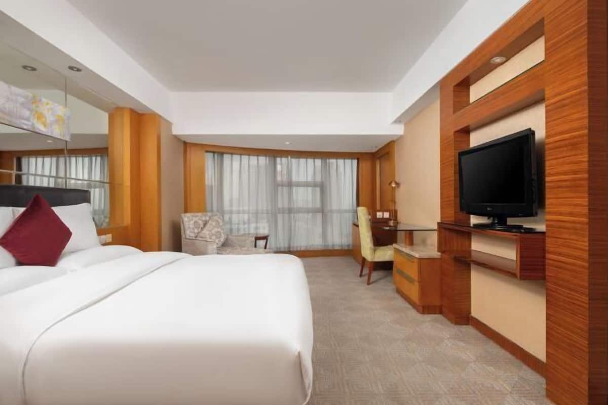 Minibar, in-room safe, desk, blackout drapes