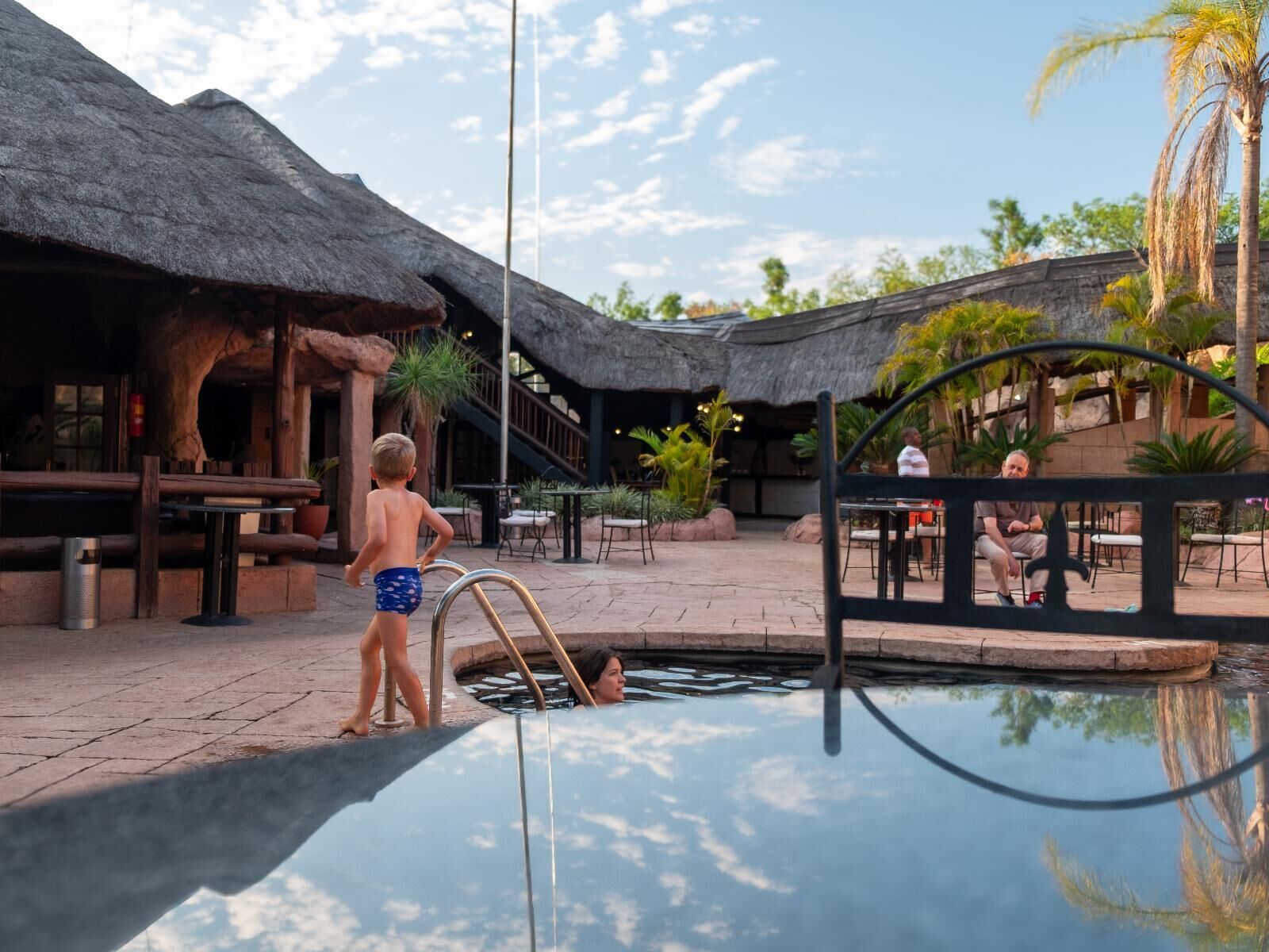 3 개의 야외 수영장, 일광욕 의자