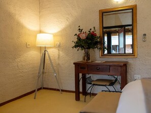 Stable Lodge - Standard Double/Twin Room | In-room safe, individually decorated, individually furnished, bed sheets - Zebra Nature Reserve (Cullinan)