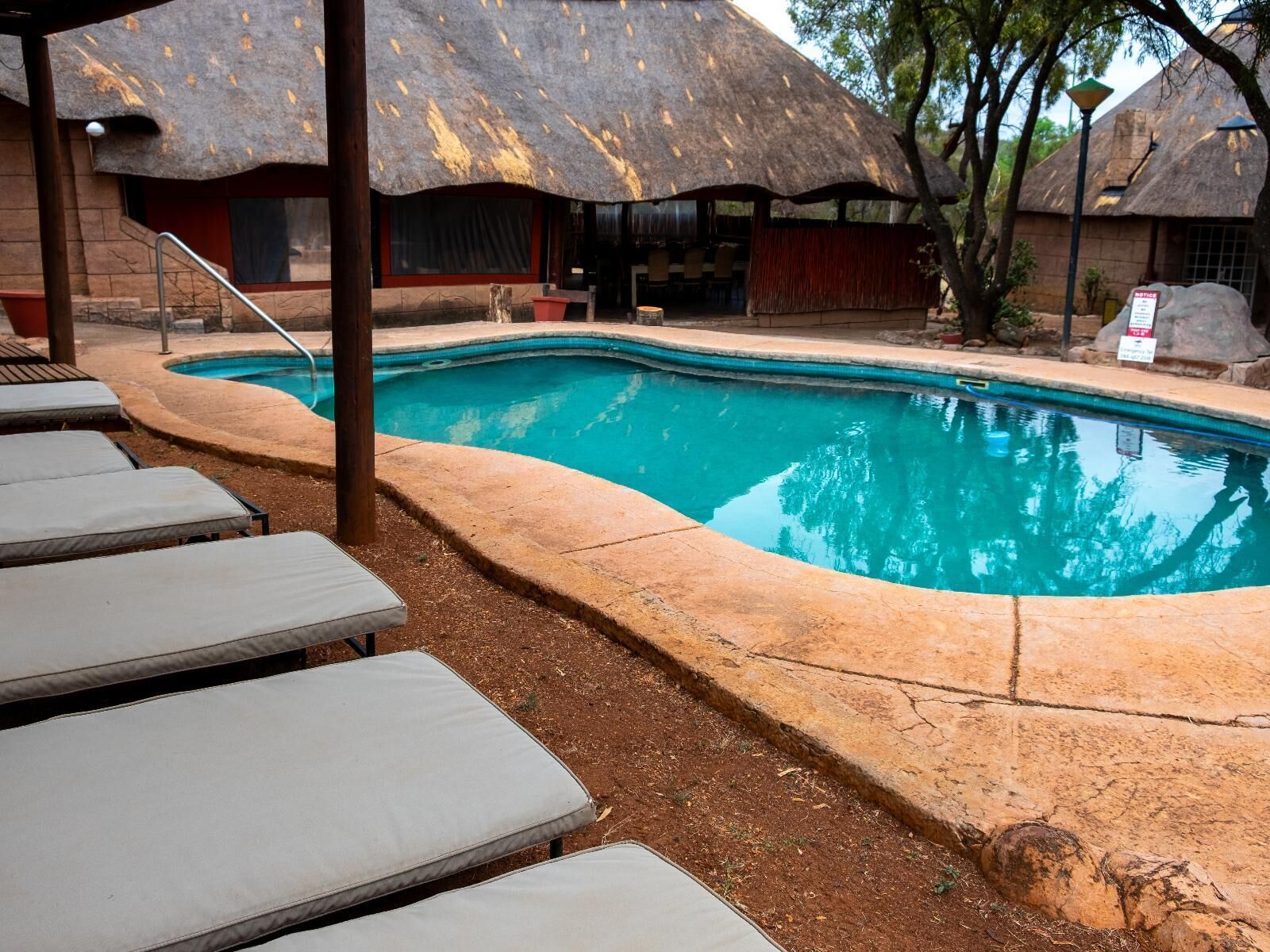 3 piscine all'aperto, lettini