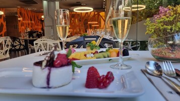 Melayani sarapan, makan siang, dan makan malam