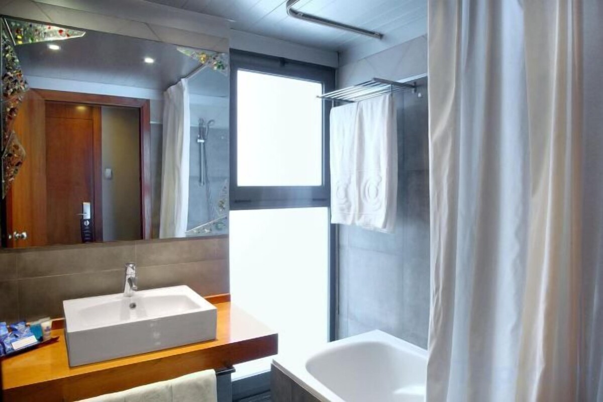 Baño | Tina con regadera, amenidades de baño gratuitas, secadora de cabello