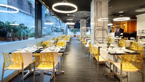 Breakfast, lunch and dinner served - Evenia Rossello (Barcelona)
