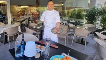 Melayani sarapan, makan siang, dan makan malam