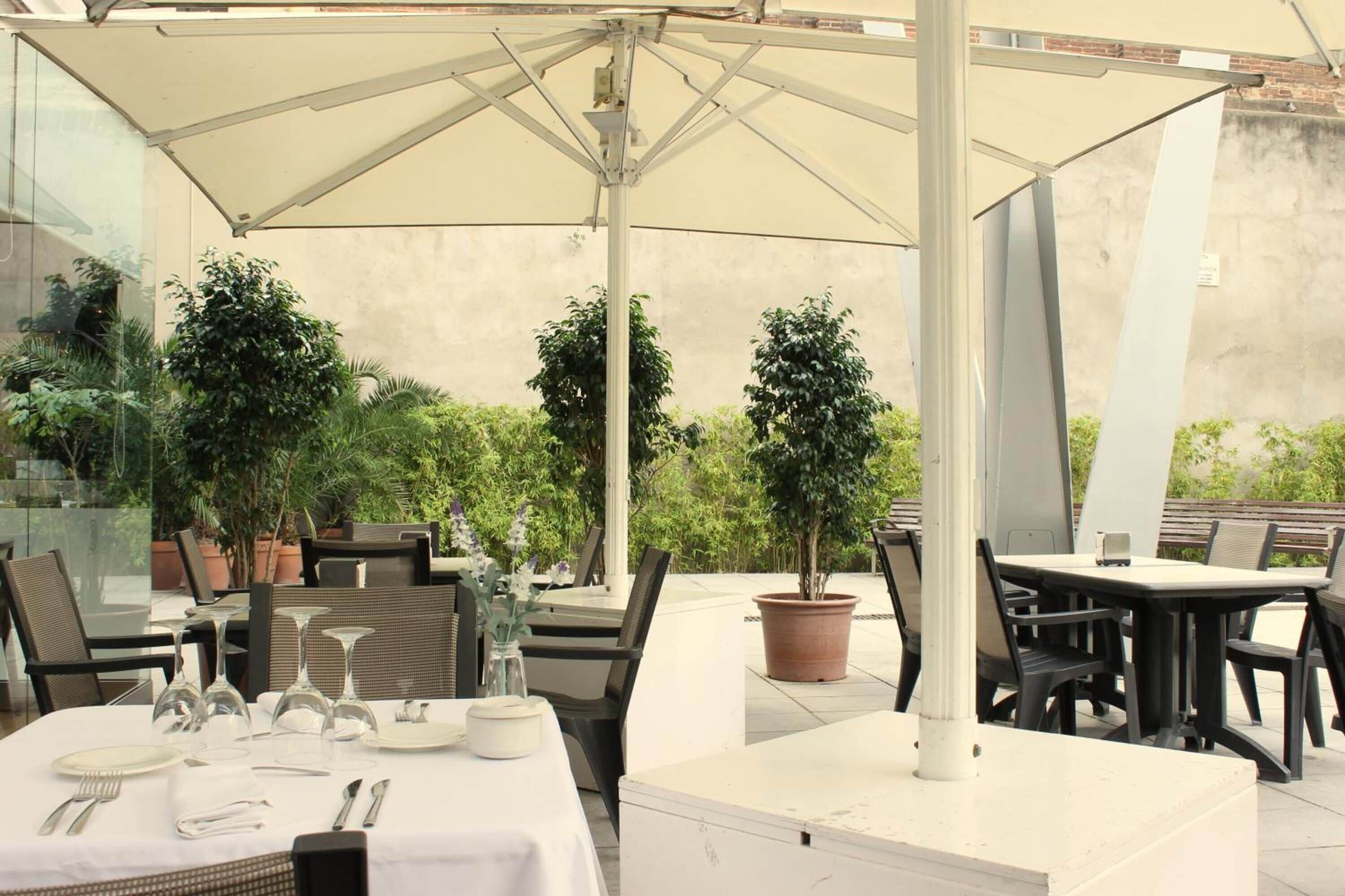 breakfast, lunch and dinner served